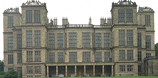 Hardwick Hall, a grande mansão elisabetana em Derbyshire com enormes janelas por todos os lados, foi motivo de chacota na época por ter mais vidros que paredes.