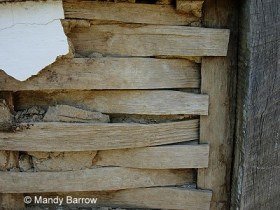 Varas entrelaçadas em uma casa Tudor.