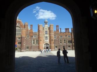 Um dos portões de Hampton Court Palace- Fonte da imagem: Google