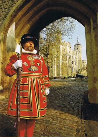 Detalhe do emblema com a rosa Tudor no peito do Guarda Yeomen.